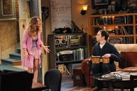 The Big Bang Theory – Sheldon (Jim Parsons, r.) lässt seinen Gefühlen in Form von ganz speziellen Trommelrhythmen freien Lauf, was Penny (Kaley Cuoco, l.) zum Wahnsinn treibt ...