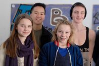 Die Pfefferkörner – Während Nina (Carolin Garnier, li.) skeptisch ist, ist Jessi (Martha Fries, re.) gleich Feuer und Flamme für Chuoc (Anh-Quoc Doan, li.) und seine HipHopper.