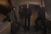 Hannibal – (2. Staffel) - Das perfide Spiel von Dr. Hannibal Lecter (Mads Mikkelsen, 2.v.r.) geht für Will (Hugh Dancy, l.), Alana (Caroline Dhavernas, 2.v.l.) und John Crowford (Laurence Fishburne, r.) in die nächste Runde ...