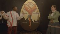 Theodosia – Will (Nana Agyeman-Bediako) möchte Josie (Yuki Sutton) und das Publikum mit einer besonderen Vorstellung beeindrucken - der gefährliche Phönix-Trick scheint da gerade gut genug zu sein.
