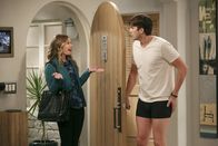 Two and a Half Men – Für Walden (Ashton Kutcher, r.) und Alan kommen große Probleme mit Sozialarbeiterin Ms. McMartin (Maggie Lawson, l.) ins Haus ...
