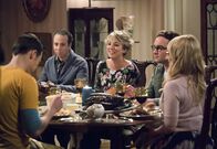 The Big Bang Theory – Ein Essen zu Ehren von Mrs. Wolowitz: Sheldon (Jim Parsons, l.), Stuart (Kevin Sussman, 2.v.l.), Penny (Kaley Cuoco, M.), Howard (Simon Helberg, 2.v.r.) und Bernadette (Melissa Rauch, r.) ...