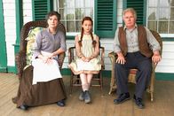 Anne auf Green Gables – Anne Shirley (Ella Ballentine, M.) mit Marilla Cuthbert (Sara Botsford) und Matthew Cuthbert (Martin Sheen)