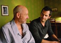Nebelgrind – Sieht den Vater mit neuen Augen: Peter Freiburghaus als Vater, Martin Rapold als Jürg (Copyright SRF/Nikkol Rot)