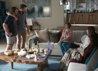 The Last Man on Earth – v.l.n.r.) Tandy (Will Forte), Mike (Jason Sudeikis), Carol (Kristen Schaal), Gail (Mary Steenburgen), Erica (Cleopatra Coleman), Todd und Melissa zu ...