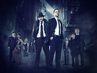Gotham – (1. Staffel) - Gotham: Fish Mooney (Jada Pinkett Smith, 2.v.l.), Oswald "Penguin" Cobblepot (Robin Lord Taylor, l.), Selina "Cat" Kyle (Camren Bicondova, r. oben), Ivy Pepper (Clare Foley, 4.v.l.), Edward Nygma (Cory Michael Smith, 3.v.l.), Detective Harvey Bullock (Donal Logue, 5.v.l.), Detective James Gordon (Ben McKenzie, 3.v.r.), Alfred Pennyworth (Sean Pertwee, r.) und Bruce Wayne (David Mazouz, 2.v.r.) ...