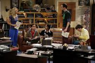 The Big Bang Theory – Während sich Leonard (Johnny Galecki, 2.v.l.), Rajesh (Kunal Nayyar, M.) und Howard (Simon Helberg, r.) auf die Autogrammstunde mit Stan Lee freuen, macht Sheldon (Jim Parsons, 2.v.r.) Penny (Kaley Cuoco, l.) Vorwürfe, da er ihretwegen eine rote Ampel überfahren und jetzt eine Vorladung vor Gericht hat ...