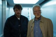 Dengler – Georg Dengler (Ronald Zehrfeld, l.) beginnt an der Schuld von Dr. Bernhard Voss (Ernst Stötzner, r.) zu zweifeln.