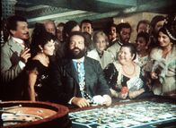 Zwei Missionare – Als der Gouverneur von Maracaibo den beiden Padres J. und Pedro (Bud Spencer, M.) ihr Boot samt Ladung verbrennen lässt, gleichen sie den Schaden aus, indem sie den Siegelring des Bischofs verkaufen und den Erlös im Spielcasino unter Zuhilfenahme inbrünstiger Gebete setzen ...