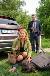 Die Rosenheim-Cops – Eigentlich wollten Marie (Karin Thaler, l.) und Sebastian König (Mark-Alexander Solf, r.) bei einer Versteigerung teilnehmen, doch dann finden sie einen Toten.