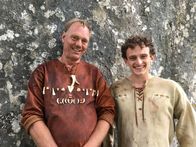Checker Julian – Steinzeitexperte Wulf malt für Julian (rechts) Höhlenmalereien wie sie die Menschen schon vor tausenden von Jahren gemacht haben.