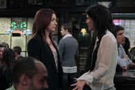 How I Met Your Mother – Lily (Alyson Hannigan, l.) versucht alles, um Robin (Cobie Smulders, r.) von ihrem Vorhaben, Barney zurückzugewinnen, abzuhalten. Doch wird es ihr gelingen?