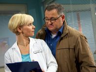 In aller Freundschaft – Dr. Kathrin Globisch (Andrea Kathrin Loewig, l.); Hans-Peter Brenner (Michael Trischan, r.)