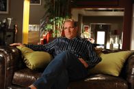 Modern Family – Jay (Ed O'Neill) hat keine Lust darauf, Gloria in die Kirche zu begleiten.