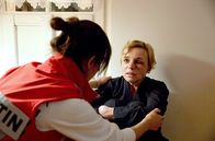 Die Notärztin – Nina (Sabrina Amali, l.) versorgt Frau Ahrens (Greta Galisch de Palma, r.). Das Team muss sie vor der Aggression ihres mannes retten.