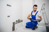 Marktcheck – The craftsman attaches the tiles to the wall with cement.