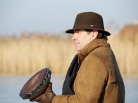 Der Winzerkönig – Georg (Stefan Fleming) beim Eisstock-Tunier.