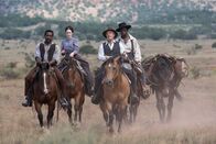 Dead for a Dollar – Max (Christoph Waltz, 2.v.r.) und Sergeant Poe (Warren Burke, r.) bringen Rachel (Rachel Brosnahan, 2.v.l.) und ihren Freund Elijah (Brandon Scott, l.) zunächst in eine mexikanische Kleinstadt.