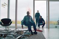 Lava – Kommissar Helgi Runarsson (Björn Hlynur Haraldsson, kniend) aus Reykjavík leitet die Aufklärung des Mordes an dem Finanzhai Björn Sveinsson (Magnús Ragnarsson, li.). Begleitet wird er von seinem Kollegen Jens (Sveinn Geirsson, Mi.).