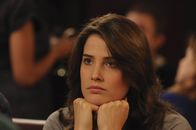 How I Met Your Mother – Hat jemanden am Haken und lässt ihn zappeln: Robin (Cobie Smulders) ...
