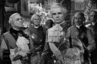 Fanfan, der Husar – Ludwig XV. (Marcel Herrand) und sein Gefolge werden von Fanfan überrascht, als dieser in das Königshaus eindringt. Ganz zum Entsetzen des Königs will Fanfan dessen Tochter von seiner Liebe überzeugen und heiraten.
