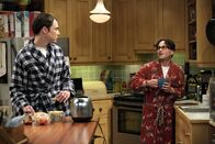 The Big Bang Theory – Während Leonard (Johnny Galecki, r.) feststellen muss, dass Penny nach ihrer gemeinsamen Nacht ohne ein Wort verschwunden ist, suchen Howard und Raj im Internet für Sheldon (Jim Parsons, l.) eine Frau ...