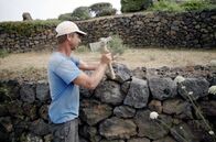 Inseln Italiens – Pietro Di Malta ist Steinmetz und baut die typischen Steinmauern der Insel.