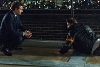 Limitless – Als bei Brian (Jake McDorman, r.) erneut die Nebenwirkungen des NZT auftreten, verlangt Senator Morra (Bradley Cooper, l.), dass er Rebecca im Austausch gegen eine Schutzimpfung hintergeht. Doch wird Brian das wirklich tun?