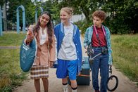 Schloss Einstein – Reena (Sophia Leonie Mauritz, li.) muss ihre Komfortzone verlassen um mit Chiara (Jamila Weintritt, mi.) und Ava (Mia Stieber, re.) das Fotoshooting erfolgreich durchzuziehen.