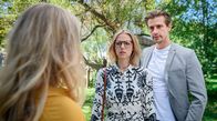 Sturm der Liebe – Yvonne (Tanja Lanäus, l.) erzählt Josie (Lena Conzendorf, M.) und Paul (Sandro Kirtzel, r.), dass die Hochzeitslocation ausfällt.