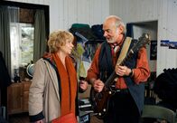 Rote Rosen – ARD ROTE ROSEN FOLGE 1456 Uhr im ERSTEN. Hannes (Claus Dieter Clausnitzer, r.) überrascht Erika (Madeleine Lierck-Wien, l.) mit dem Vorschlag, Mitglied der Jury beim Schuhhandwerkstages zu werden.