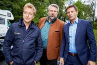 Die Rosenheim-Cops – Polizeihauptmeister Mohr (Max Müller, l.), Kommissar Stadler (Dieter Fischer, M.) und Kommissar Hansen (Igor Jeftic, r.) erwarten gespannt die ersten Untersuchungsergebnisse von Pathologin Mai.