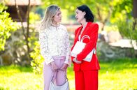Sturm der Liebe – Sophia (Krista Birkner, r.) ist Larissa (Anna Karolin Berger, l.) ein Fels in der Brandung.