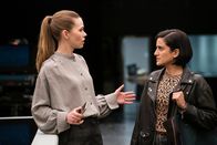 Borgen - Macht und Ruhm – Unter Journalistinnen, v.li.: Birgitte Hjort Sørensen als Katrine Fønsmark, Özlem Saglanmak als Narcisa Aydin