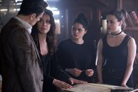 Charmed – (v.l.n.r.) Harry Greenwood (Rupert Evans); Marisol (Valerie Cruz); Mel Vera (Melonie Diaz); Maggie Vera (Sarah Jeffery)