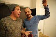 CheXperiment – Von links: Checker Tobi mit Jongleur Mathias Schmitt.