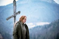 Schnee – Lucia (Brigitte Hobmeier) ist über das plötzliche Verschwinden ihrer Tochter Alma besorgt.