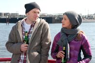 Als meine Frau mein Chef wurde – Martin Jens (Götz Schubert) verbringt der Feierabend mit seiner hübschen Kollegin Kai (Luisa Katharina Davids).