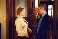 Edel & Starck – Biene (Isabel Tuengerthal, l.) ist sich sicher, Felix' (Christoph M. Ohrt, M.) neuen Mandanten, den "Schauspieler" Andreas Maurer (Ralph Herforth, r.), zu kennen ...
