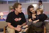 Scrubs - Die Anfänger – Jordan (Christa Miller, M.) macht Dr. Cox (John C. McGinley, l.) Vorwürfe, da er ihrem Sohn Jack (Andrew Miller, r.) gegenüber zu offen und unverblümt ist ...