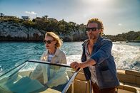 The Mallorca Files – Miranda (Elen Rhys) und Max (Julian Looman) begeben sich mit dem Boot hinaus, um das Lösegeld für den entführten Alberto Alvarez zu finden.