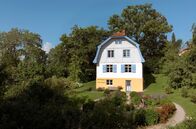 Häuser der Kunst – Das Münter-Haus in Murnau am Staffelsee zieht Menschen aus aller Welt in seinen Bann: Hier lebte die Malerin Gabriele Münter gemeinsam mit ihrem Geliebten Wassily Kandinsky bis zum Ersten Weltkrieg.