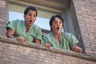 21 & Over – Dumm gelaufen: Casey (Skylar Astin, l.) und Miller (Miles Teller, r.) können Jeff nicht länger festhalten - und dessen Sturz aus dem Fenster ist nicht zu verhindern ...