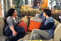 Rote Rosen – ARD ROTE ROSEN FOLGE 1539 Uhr im ERSTEN. Vera (Sandra Speichert, l.) erzählt Merle (Anja Franke, r.), wie sehr sich ihr Ex-Mann verändert hat.