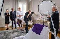 Sturm der Liebe – Unter den Blicken von Hildegard (Antje Hagen, l.), Werner (Dirk Galuba, 2.v.l.) und Jessica (Isabell Ege, M. mit Komparse) gibt Alfons (Sepp Schauer, r.) sein Bestes beim Shooting.