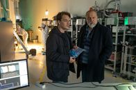 Der Alte – Am Tatort finden Tom Kupfer (Ludwig Blochberger, l.) und Richard Voss (Jan-Gregor Kremp, r.) Spuren, die sie zum Täter führen können.