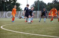 Jamie Johnson – Jamie (Louis Dunn, vorn) setzt sich gegen Dillon (Patrick Ward) durch.