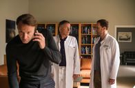 In aller Freundschaft – Dr. Martin Stein (Bernhard Bettermann, li.) arbeitet trotz Vollzeitbetreuung seiner Enkelin weiter als Klinikleiter. Für seinen Freund und Kollegen Dr. Roland Heilmann (Thomas Rühmann, mi.) und Chefarzt Dr. Kai Hoffmann (Julian Weigend, re.) ist klar ... das ist nicht zu schaffen.