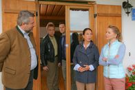 Die Rosenheim-Cops – Die Rosenheim-Cops (Dieter Fischer, l.; Max Müller, 2.v.l.; Mark-Alexander Solf, M.) ermitteln im Mordfall um einen Heiratsschwindler, den Gerlinde Ortmann (Daniela Ziegler, 2.v.r.; Diana Staehly, r.) heiraten wollte.