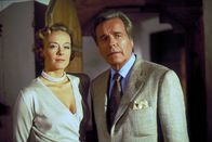 Hart aber herzlich - Operation Jennifer – Jonathan Hart (Robert Wagner, r.) ahnt nichts von dem teuflischen Plan, den Elsa Hellerstadt (Katja Riemann, l.) und ihr Geliebter verfolgen ...